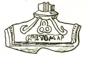 FIB-41232 - Fibule à arc non interrompu : NERTOMAR
bronze
TPQ : 10 - TAQ : 70
Arc tendu, coudé et épaissi à la tête, à bords parallèles, orné d'une côte centrale et de deux latérales (décor parfois absent) ; ressort protégé ; porte-ardilon trapézoïdal, ajouré ou fenestré. A la tête, décor caractéristique (fleuron ?) encadré de deux crosses en relief.