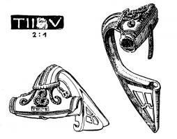 FIB-41234 - Fibule à arc non interrompu : TIIRTV
bronze
TPQ : 10 - TAQ : 70
Arc tendu, coudé et épaissi à la tête, à bords parallèles, orné d'une côte centrale et de deux latérales (décor parfois absent) ; ressort protégé ; porte-ardilon trapézoïdal, ajouré ou fenestré. A la tête, décor caractéristique (fleuron ?) encadré de deux crosses en relief.