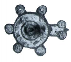 FIB-41251 - Fibule émaillée
bronze
TPQ : 100 - TAQ : 250
Fibule circulaire émaillée, bordée de disques émaillés, avec d'un côté un appendice rectangulaire émaillé, à deux disques, évoquant peut-être les têtes de reptiles des types antérieurs.