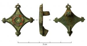 FIB-41261 - Fibule losangique émaillée
bronze
TPQ : 100 - TAQ : 260
Broche plate, en forme de losange à côtés concaves, au centre orné d'émaux champlevés (cercles concentriques); aux quatre pointes, boutons moulurés. Probable bouton surélevé, émaillé et riveté, au centre.