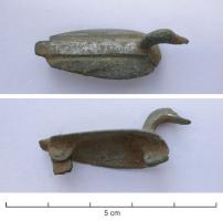 FIB-41263 - Fibule zoomorphe : oiseau
bronze
TPQ : 100 - TAQ : 300
Le corps du volatile est traité en légère ronde-bosse, le corps plat ou renflé très stylisé, lisse et étamé, avec seulement deux lignes parallèles pour suggérer les ailes; l'aspect général est celui d'un anatidé.