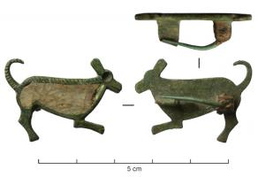 FIB-41264 - Fibule zoomorphe : singe
bronze
TPQ : 100 - TAQ : 250
Fibule en forme de quadrupède (singe ?) au corps ramassé, fort avant-train, longue queue redressée vers le haut; œil également émaillé.