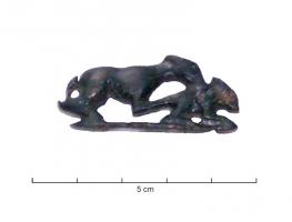 FIB-41274 - Fibule zoomorphe, groupe : chien et lièvre
bronze
TPQ : 100 - TAQ : 200
Broche plate, en faible relief non émaillé : chien poursuivant un lièvre à droite, les deux pattes avant sur le dos et la gueule mordant la nuque.