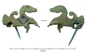 FIB-41275 - Fibule zoomorphe : cheval marinbronzeTPQ : 150 - TAQ : 260Fibule en forme de cheval marin, stylisé, nageant à droite, émaillé. L'extrémité effilée du corps forme une crosse recourbée vers le haut, et se prolonge à l'arrière par une nageoire évasée ; deux pattes de cheval à l'avant. Articulation par ressort en bronze monté sur une unique plaquette.