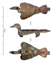 FIB-41277 - Fibule zoomorphe : oiseau
bronze
TPQ : 100 - TAQ : 250
Fibule zoomorphe émaillée, reproduisant la forme d'un oiseau à tête redressée, en ronde-bosse alors que le reste du corps est aplati, et creusé de 3 loges d'émail allongées figurant les ailes; la queue en éventail peut également être émaillée; articulation à charnière sur deux plaquettes.