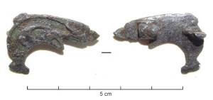 FIB-41278 - Fibule zoomorphe : phoque
bronze
TPQ : 100 - TAQ : 260
Broche plate figurant un phoque dans une posture familière, le corps arqué, creusé de 4 logues d'émail sur le corps et les nageoires; articulation à charnière sur 2 plaquettes.