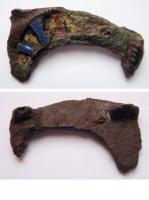 FIB-41280 - Fibule zoomorphe : dauphin
bronze
TPQ : 100 - TAQ : 260
Broche plate figurant le corps arqué d'un dauphin bondissant, creusé d'une seule loge d'émail à inculsions de verre.