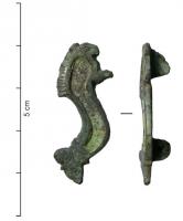 FIB-41284 - Fibule zoomorphe : serpent marin
bronze
TPQ : 100 - TAQ : 260
Fibule en forme de serpent marin, le corps en forme d'S, peu arqué, creusé d'une seule loge d'émail, généralement remplie de blocs de verre quadrangulaires pris dans un émail de couleur différente; ocelles sur la queue en éventail.