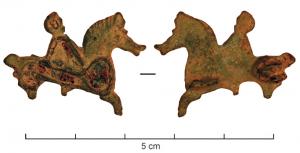 FIB-41286 - Fibule zoomorphe, groupe : cavalier
bronze
TPQ : 100 - TAQ : 250
Fibule en forme de cheval monté par un cavalier, le tout d'un style assez réaliste; le cavalier ainsi que le corps du cheval sont marqués de loges émaillées peu profondes. Articulation à ressort sur 1 plaquette.