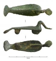 FIB-41289 - Fibule zoomorphe : oiseau
bronze
TPQ : 150 - TAQ : 300
Fibule zoomorphe non émaillée, en forme d'oiseau (anatidé) aux ailes refermées, ailes simplement ornées d'incisions, queue plate, la tête redressée, avec un bec en spatule. Articulation à ressort sur 2 plaquettes.