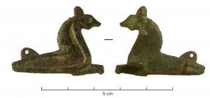 FIB-41290 - Fibule zoomorphe : cheval marin
bronze
TPQ : 100 - TAQ : 250
Cheval marin au corps schématique, protome de cheval prolongé par un arrière-yrain de poisson; le corps et l'encolure sont creusés d'une grande loge d'émail; anneau sur le dos, articulation sur 2 plaquettes.