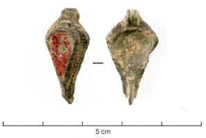 FIB-41304 - Fibule émaillée
bronze
TPQ : 100 - TAQ : 300
Fibule en forme de goutte, composée d'un champ émaillé unique, surélevé par une bordure moulurée et guillochée; au revers, charnière à deux plaquettes.