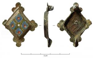 FIB-41308 - Fibule losangique émailléebronzeTPQ : 150 - TAQ : 260Fibule dont le corps émaillé, de forme losangique, accosté aux angles formés de trois ensembles de cercles oculés; la plaque losangique est divisée en loges émaillées (deux losanges en haut en en bas, quarts de cercles sur les côtés), séparés par un motif en X, également émaillé, avec une inclusion de verre au centre.