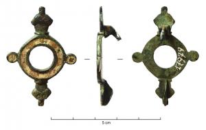 FIB-41309 - Fibule symétrique émaillée
bronze
TPQ : 80 - TAQ : 200
Fibule symétrique, constrituée d'une couronne émaillée (centre vide), accostée de deux disques émaillés; tête et pied symétriques avec têtes de reptiles.