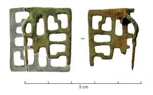 FIB-41310 - Fibule à décor ajourébronzeTPQ : 150 - TAQ : 275Broche carrée, dont la surface est entièrement et finement ajourée de motifs rectangulaires séparés par une barre en S, avec un rectangle simple entre chacun d'eux (motif tourné d'un quart de tour à chaque angle).