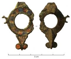 FIB-41311 - Fibule symétrique émailléebronzeTPQ : 100 - TAQ : 250Fibule [probalement symétrique] émaillée, composée d'une bande circulaire émaillée et accostée de deux anneaux; le pied se compose d'un triangle accosté de deux disques émaillés, évoquant une tête de reptile stylisée (il semble que la tête ait eu la même forme). Articulation à charnière entre deux plaquettes.