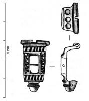 FIB-41318 - Fibule à décor niellé
bronze
TPQ : 75 - TAQ : 150
Arc de forme rectangulaire, ajouré avec un décor transversal monté sur un axe rapporté (perle en verre ?); encoches incrustées de nielle au pied et à la tête; pied en simple bouton mouluré.