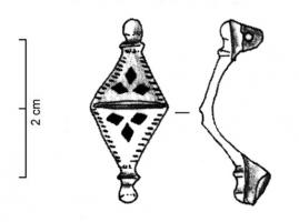 FIB-41321 - Fibule symétrique émaillée
bronze
TPQ : 75 - TAQ : 100
Forme symétrique de forme losangique, légèrement bombée; décor de guillochis avec émail parcimonieux (logettes losangiques); au pied et à la tête, appendices symétriques en boutons moulurés; au revers, charnière sur deux plaquettes.