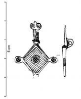 FIB-41325 - Fibule symétrique émaillée
bronze
TPQ : 125 - TAQ : 300
Fibule symétrique à corps losangique, avec une seule loge d'émail autour d'un disque central émaillé, losange accosté de deux disques émaillés ; extrémités en têtes de reptiles; au revers, articulation à charnière sur deux plaquettes.