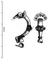 FIB-41327 - Fibule
bronze
TPQ : 100 - TAQ : 300
Fibule à arc massif, en arc de cercle interrompu par un ornement transversal; à la tête, plaque hémicirculaire recouvrant les plaquettes de la charnière; pied creusé à son extrémité, porte-ardillon très réduit.