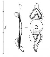 FIB-41333 - Fibule symétrique émaillée
bronze
TPQ : 150 - TAQ : 300
Broche plate composés de deux ornements opposés, en forme de feuilles émaillées (bouton terminaux) séparées par un disque plat qui a dû recevoir un élément central riveté, sans doute émaillé lui aussi; au revers, articulation à charnière sur deux plaquettes.