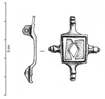 FIB-41334 - Fibule symétrique émaillée
bronze
TPQ : 100 - TAQ : 200
Fibule de petite taille, dont l'arc rectangulaire, à peine surélevé, est creusé de  loges d'émail encadrant un losange central; de chaque côté, appendices terminés par des boutons moulurés, semblables aux extrémités symétriques à la tête et au pied.