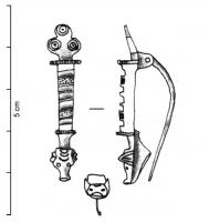 FIB-41338 - Fibule émaillée
bronze
TPQ : 150 - TAQ : 250
Fibule à corps allongé, form d'une barre rectiligne massive creusée de loges émaillées perpendiculaires; à la tête, ornement tréflé avec cercles oculés; le pied est en forme de tête de sanglier traitée dans un style réaliste; au revers, arcticulationà charnière sur deux plaquettes.
