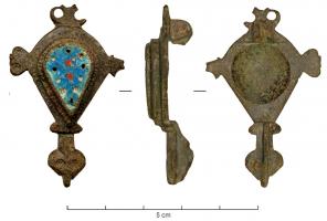 FIB-41343 - Fibule émaillée
bronze
TPQ : 150 - TAQ : 300
Fibule émaillée dont le corps émaillé, en forme de  goutte avec deux têtes de reptiles sur les côtés, s'orne au sommet de deux anneaux; loge centrale légèrement surélevée, avec des inclusions de verre; pied en forme de tête de reptile; au revers, articulation à charnière entre deux plaquettes.