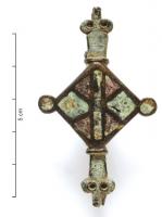 FIB-41347 - Fibule symétrique émaillée
bronze
TPQ : 120 - TAQ : 250
Fibule symétrique émaillée, avec un  corps central losangique (parfois accosté de disques émaillés aux angles), divisé en plusieurs loges, encadré de deux appendices moulurés, symétriques, à têtes de reptiles.