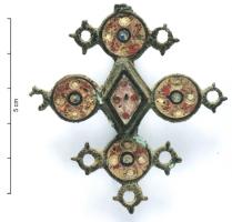 FIB-41348 - Fibule composite émaillée
bronze
TPQ : 200 - TAQ : 300
Fibule de composition complexe organisée autour d'un corps central losangique émaillé, avec à chaque angle un groupe composé d'un disque à couronne et point central émaillé accosté d'un anneau; anneaux également aux deux extrémités; au revers, articulation à charnière sur deux plaquettes.