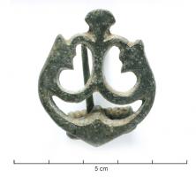 FIB-41353 - Fibule à trompettesbronzeTPQ : 150 - TAQ : 260Fibule en forme de pelte ajourée, traitée dans la variante plane du style militaire à trompettes. Au revers, ressort sur axe monté sur plaquette coulée.