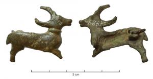 FIB-41356 - Fibule zoomorphe : cerf
bronze
TPQ : 100 - TAQ : 300
Broche plate en forme de cerf à droite, de profil sauf les bois qui sont vus de dessus; le corps est modelé, sans détail suggéré à l'exception d'un bourrelet au niveau du cou (une ligne de points sur le corps); au revers, articulation à charnière entre deux plaquettes coulées.