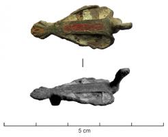 FIB-41358 - Fibule zoomorphe : oiseau
bronze
TPQ : 100 - TAQ : 250
Broche plate, à l'exception de la tête redressée, mais plate elle-aussi; le corps est figuré sous une forme foliacée, creusé de trois loges émaillées : une bande médiane rectangulaire sur le dos, et deux demi feuilles sur les ailes; queue évasée avec un triangle émaillé, ou trois loges émaillées. Au revers, articulation à charnière entre deux plaquettes coulées.