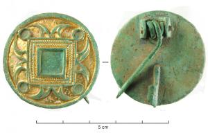 FIB-41362 - Fibule circulaire dorée
bronze doré
TPQ : 150 - TAQ : 400
Fibule circulaire, creusée de motifs champlevés dont le fond est doré à la feuille; un carré centré, entouré de guillochis, est laissé en réserve, ainsi que trois cercles disposés aux angles. Au revers, ressort monté sur axe entre deux plaquettes coulées.