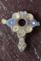 FIB-41363 - Fibule émaillée
bronze
TPQ : 100 - TAQ : 260
Fibule à corps circulaire, en couronne composée de 8 cercles émaillés juxtaposés, avec un disque émaillé de chaque côté; pied en tête de reptile stylisée.