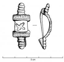 FIB-41375 - Fibule symétrique émaillée
bronze
TPQ : 70 - TAQ : 150
L'arc rectangulaire, étroit et à peine arqué (parfois plat), est prolongé de chaque côté par des appendices symétriques terminés par des boutons moulurés. Au centre, l'arc est aplati et carré, entre deux barrettes ornées de lignes en relief ondulées. Au centre, loge d'émaux composites, ou 4 feuilles émaillées crénelées disposées en croix,