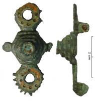 FIB-41378 - Fibule émaillée, tripartite, symétrique.
bronze
TPQ : 100 - TAQ : 350
Deux anneaux émaillés (traces émail orangé) encadrant une loge centrale de forme hexagonale, étagée à degrés, creuse et émaillée (traces d'émail bleu ciel). Deux anneaux accolés, ne semblant pas avoir été émaillés.