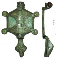 FIB-41379 - Fibule émaillée
bronze
TPQ : 125 - TAQ : 300
Fibule à charnière, hexagonale, à tête de tortue, une autre tête devait peut-être se trouver du coté de  la charnière. Loges émaillées, bleu ciel (restes de sous couche d'émail, verte d'eau irisée). Le porte ardillon est perforé d'un trou circulaire, l'ardillon est absent.