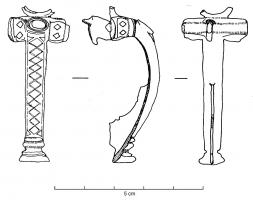 FIB-41383 - Fibule de type Headstud
bronze
TPQ : 75 - TAQ : 250
Fibule à arc non interrompu fortement courbé, creusé de motifs transversaux ou réticulés, aboutissant à un bouton rapporté à la tête. Moulures sur le pied.