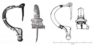 FIB-41393 - Fibule de type Aucissa : ATIIPV
bronze
TPQ : 70 - TAQ : 90
Fibule à arc en demi-cercle, bords parallèles et côtes longitudinales, généralement perlées dans l'axe; tête quadrangulaire échancrée avec estampille moulée parallèle à la charnière, repliée vers l'extérieur : ATIIPV.