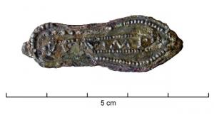 FIB-4140 - Fibule skeuomorphe : semelle inscrite
bronze
TPQ : 80 - TAQ : 260
Fibule en forme de semelle, variante lisse mais dont le décor, rarement conservé, était en fait constitué d'une fine tôle estampée, rapportée et fixée par brasure. Certains exemplaires peuvent comporter une inscription.