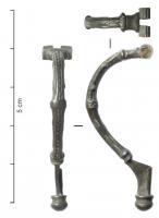 FIB-41416 - Fibule de type Aucissa, variante
argent
TPQ : -10 - TAQ : 80
Fibule à arc cintré (demi-cercle), porte-ardillon triangulaire plein et bouton mouluré rapporté sur le pied; la tête est à peine élargie, surmontant la charnière perforée; l'arc de section ovale, orné d'une ligne ondée longitudinale, est interrompu par une bague coulée, également ornée d'une ligne ondée; sur les côtés de l'arc, des traces peuvenet correspondre à des globules fixés par brasure.