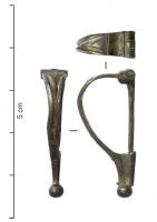 FIB-41417 - Fibule de type Aucissa précoce, variante
argent
TPQ : -40 - TAQ : 1
Fibule de type Aucissa précoce, c'est-à-dire à arc triangulaire ou ogival, charnière forée, et pied terminé par un bouton rapporté ; arc à décor ajouré, avec une pointe en réserve vers la tête.
