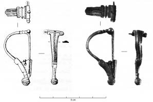 FIB-41418 - Fibule de type Aucissa
argent
TPQ : -20 - TAQ : 10
Fibule d'Aucissa précoce, comportant un arc de section plate, creusée de cannelures longitudinales autour d'une côte centrale, une charnière repliée vers l'intérieur, un pied tendu ou légèrement concave (angle obtus), un bouton terminal rapporté et mouluré.