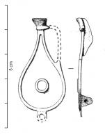 FIB-4141 - Fibule skeuomorphe : cruche
bronze
TPQ : 100 - TAQ : 260
Fibule en forme de cruche ansée : le contenu est représenté sous la forme d'émail rouge, avec une pastille centrale généralement orange ; anneau à la base.
