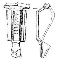 FIB-41430 - Fibule géométrique émaillée (F.26b3)
bronze
TPQ : 70 - TAQ : 90
Arc en forme de plaque rectangulaire (parfois avec une série de petits ergots sur les côtés), avec une rangée de logettes émaillées étoilées ou cruciformes au centre, encadrée de deux lignes ondées ou guillochées; pied en tête de reptile.