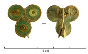 FIB-41440 - Fibule émaillée
bronze
TPQ : 100 - TAQ : 260
Fibule à ressort sur axe entre deux plaquettes, dont le corps se compose de trois disques émaillés (autour d'un disque central également émaillé avec un point de verre noir au centre), simplement reliés en triangle.