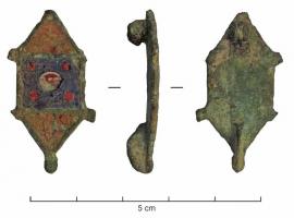 FIB-41441 - Fibule symétrique émaillée
bronze
TPQ : 75 - TAQ : 125
Fibule symétrique, à décor émaillé ; le corps central de forme carrée et orné d'un bouton conique lui-même émaillé, se prolonge de deux parties symétriques de forme triangulaire, également émaillées, avec des ergots aux angles; l'ensemble prend la forme d'un hexagone allongé ; articulation à charnière entre deux plaquettes.