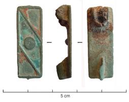 FIB-41443 - Fibule rectangulaire émaillée
bronze
TPQ : 100 - TAQ : 260
Broche rectangulaire plate, dont le corps émaillé est simplement divisé en 3 loges par deux séparations obliques, autour d'un disque centré en réserve; au revers, articulation à ressort en fer sur axe, entre deux plaquettes.