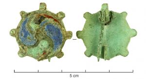 FIB-41444 - Fbule circulaire émaillée
bronze
TPQ : 200 - TAQ : 300
Broche circulaire plate, à 8 boutons oculés sur le pourtour, dont la surface est divisée en 4 loges rayonnantes, émaillées de couleurs alternées, en forme de gouttes produisant un effet spiralé. Au revers, articulation à ressort (en alliage cuivreux) sur axe monté sur une plaquette unique.